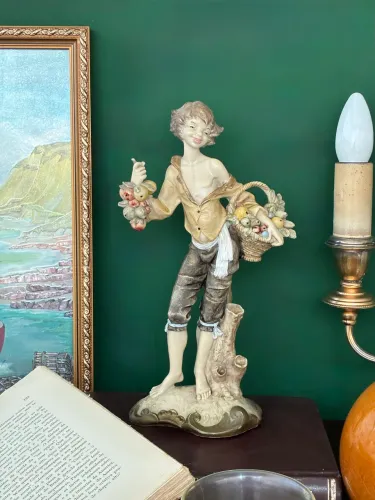 Estatueta de resina italiana  vendedor de frutas 