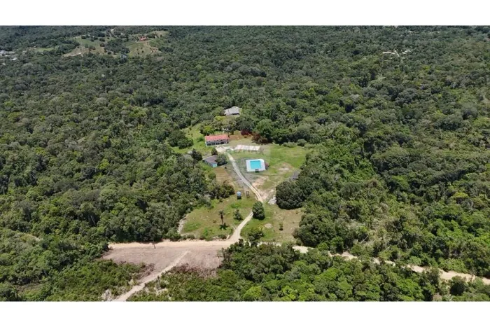Terreno com construções - Oportunidade única de investimento em Manaus  AM