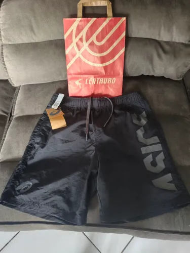 BERMUDA ASICS COMPRADA NA CENTAURO DO SHOPPING METRÓPOLE POR 129.99. VENDO POR 110 NOVA