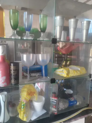 Prateleira de vidro ótimo pra comércios de adega fazer mostruário de bebidas muito barato