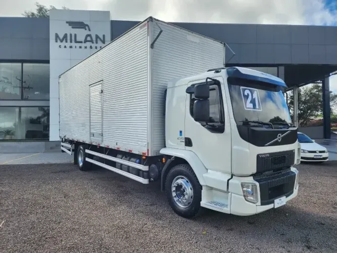 CAMINHÃO BAÚ VOLVO VM 270 ANO 2021 4X2