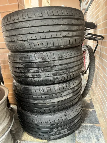 Pneus 205/35 r18. 