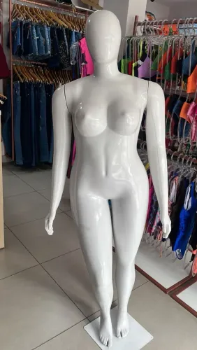 Manequim plus size feminino 