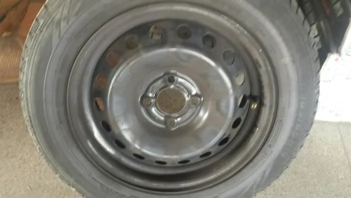 Roda de ferro aro 15 Preta Renault Sandero estepe com pneu 185 65 15