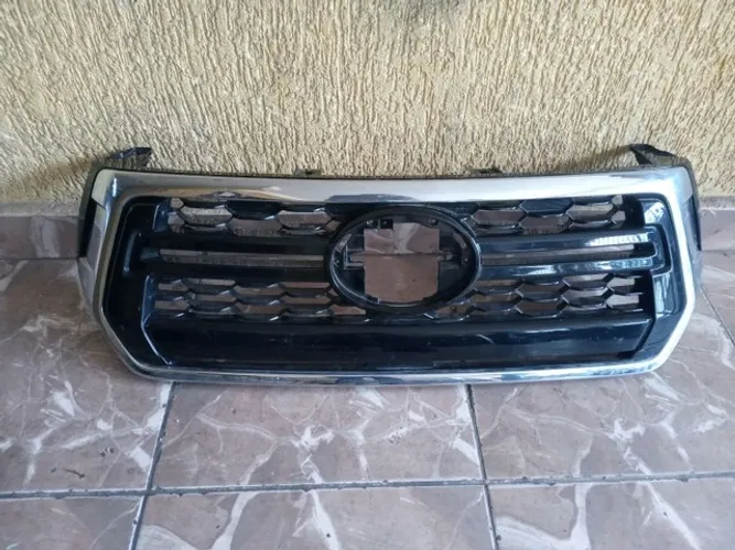 Grade Toyota Hilux Srx 2019 (detalhe no friso) 