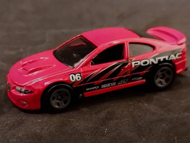 Miniatura Hot Wheels 1:64<br>Pontiac GTO Vermelho 06<br>2020 Malaysia.