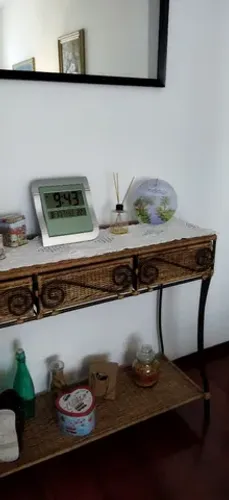 Aparador em ferro torneado e junco, tipo vime, belíssimo p/decorar varanda, sala