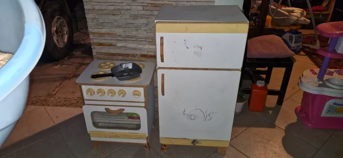 Geladeira e fogão de madeira. Grande. Para sua filha brincar de cozinha de verdade