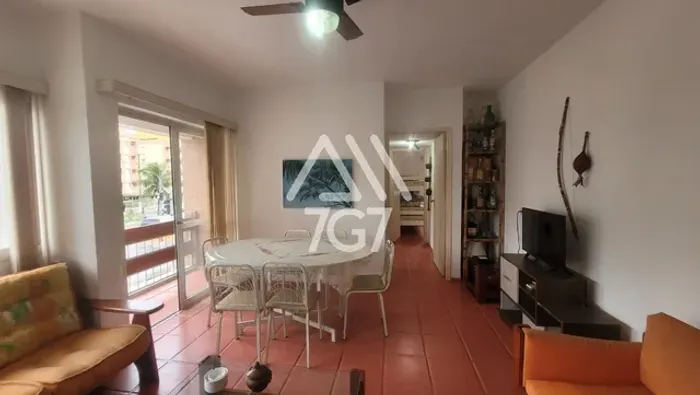 APARTAMENTO À VENDA NA PRAIA DA ENSEADA EM CONDOMÍNIO COM PISCINA E CHURRASQUEIRA