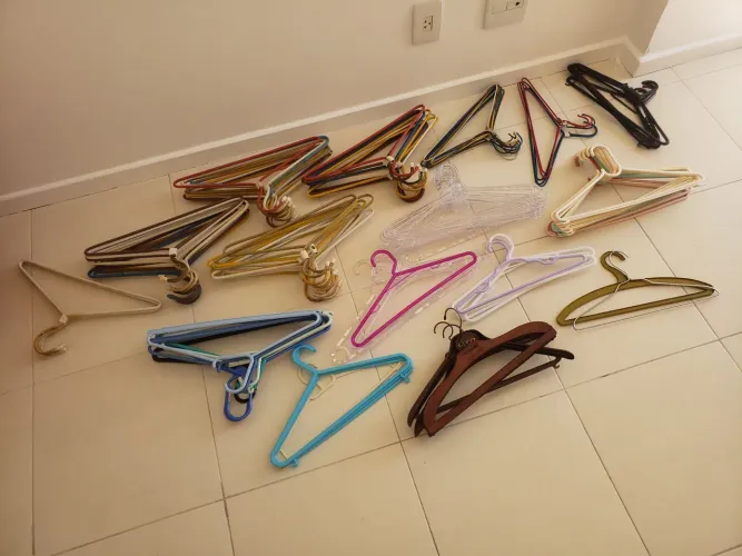 Cabides diversos R$ 1,50 por cabide