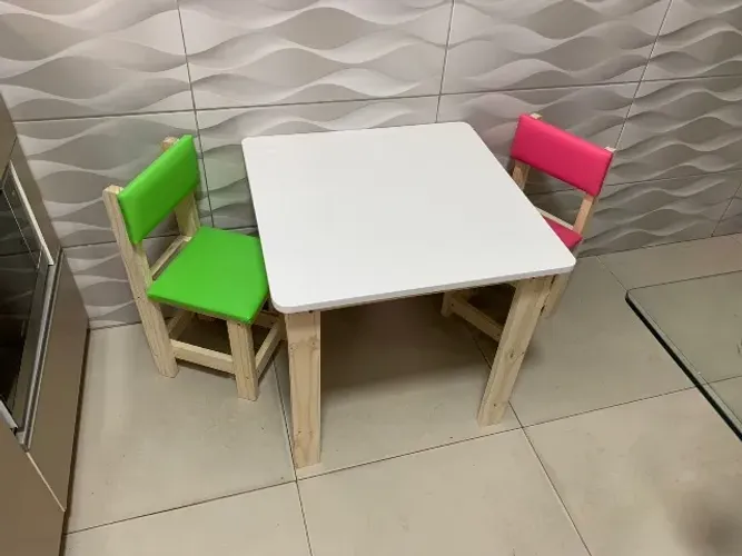 Mesa mdf, com cadeiras coloridas