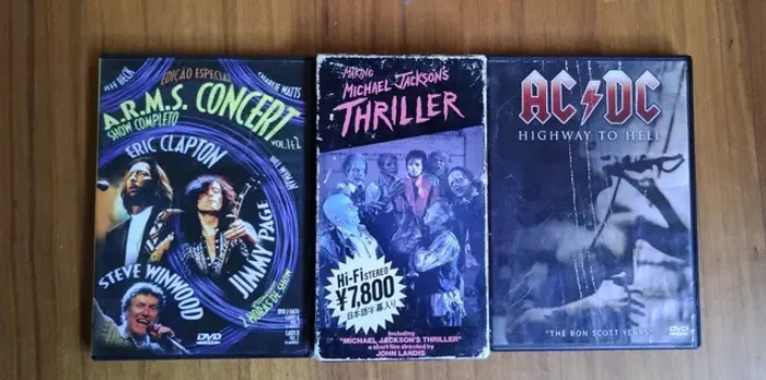 2 DVDs e 1 vhs Michael Jackson ( aceito proposta)
