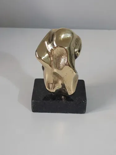 Escultura abstrata em bronze