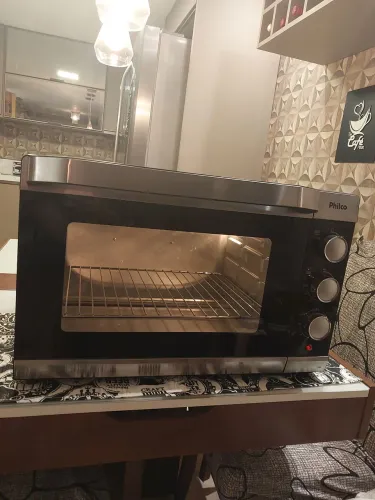 Vendo forno elétrico marca Philco 50 litros. Forno em ótimo estado. Praticamente novo. 