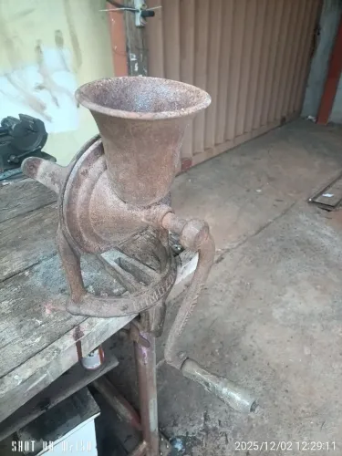 Vendo moedor de café antigo manual número 04 marca mimoso peça rara pra quem gosta de rust