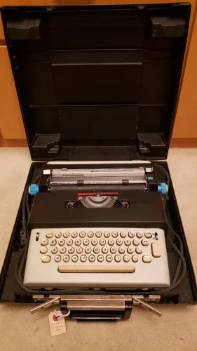 Maquina de Escrever Antiga Olivetti Lettera 36 - perfeito estado e funcionado