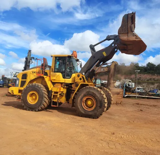 Pá Carregadeira Volvo L150H - Potência e Eficiência!