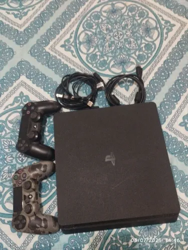 Playstation 4 com 2 Controles e Cabos 1TB de memória.