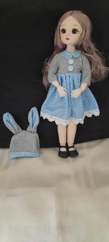 Linda boneca com roupa e chapéu de coelha