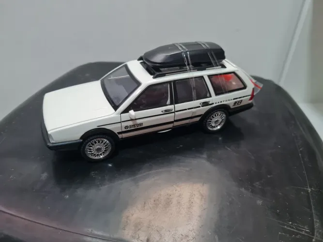 Miniatura Volkswagen Santana Quantum escala 1/32.
