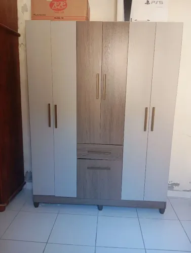 Guarda roupas pequeno-preço também!!