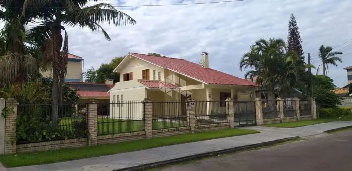 Casa com piscina em Capão da Canoa com 05 dormitórios, área central, sob 02 terrenos que p