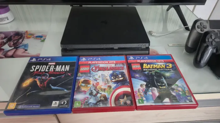 PS4 NOVO NOVO, COM 2 CONTROLES, 3 CD's ORIGINAIS E BASE CARREGAMENTO P/2  CONTROLES.