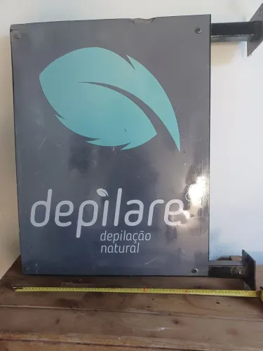 PLACA LETREIRO ADESIVADA DE PAREDE BASE METAL POR 200 REAIS