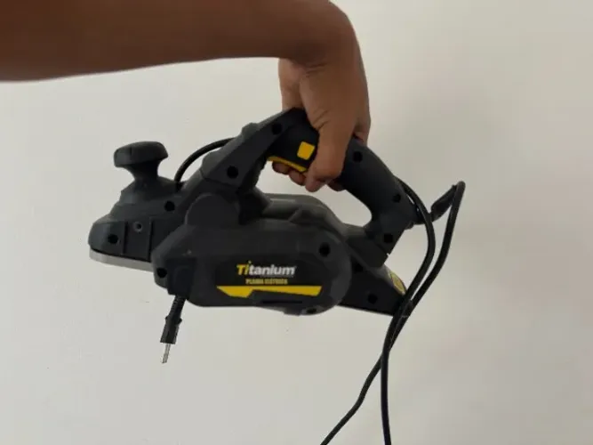 Plaina Elétrica 220v - 500w Corte Por Passada De Até 2,0mm Titanium