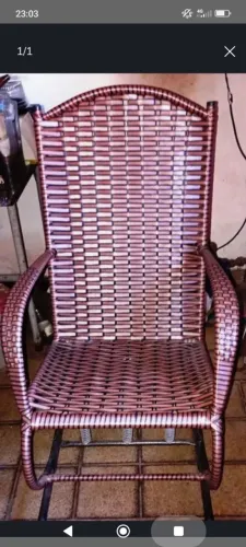 Cadeira de balanço em fibra sintética