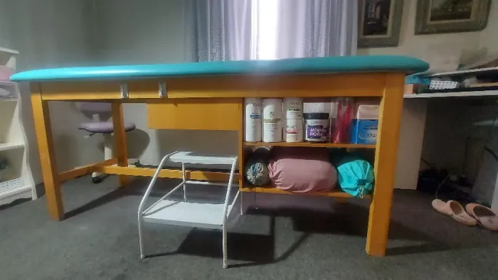 maca fixa de estética e massagem com prateleira e gaveta