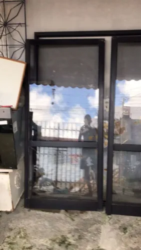 Vendo ou troco janela de vidro escuro e esquadrias de alumínio preto