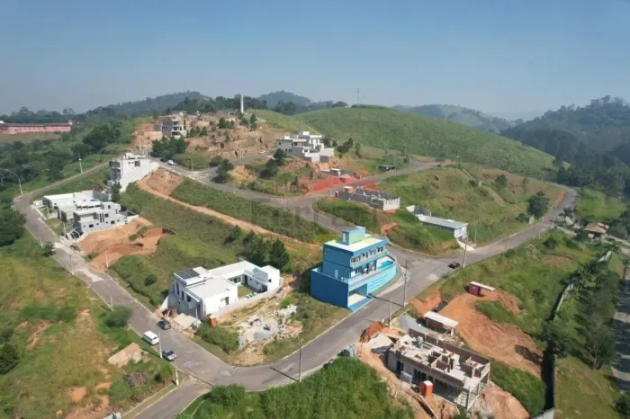 Vende Casa Nova no Condomínio Real Park com Piscina- Santa Isabel
