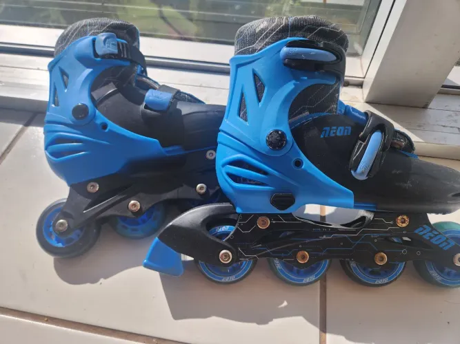 Patins Neon tamanho ajustável até 36.