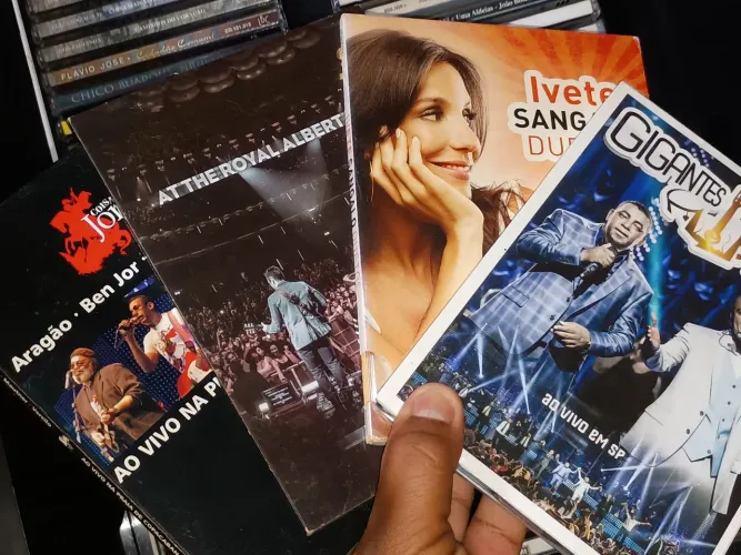 Lote Com 20 DVDs de Cantores Populares