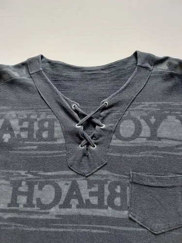 Camiseta de Laço Preta com Estampa.