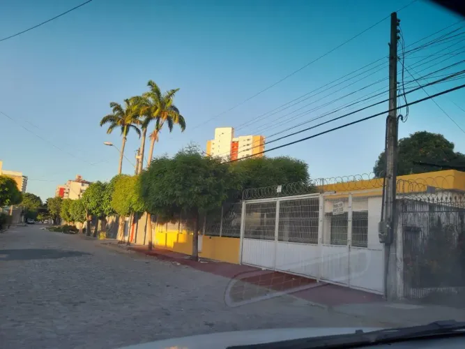 Casa à venda com 3 suítes amplas, gabinete e dependência, localização privilegiada