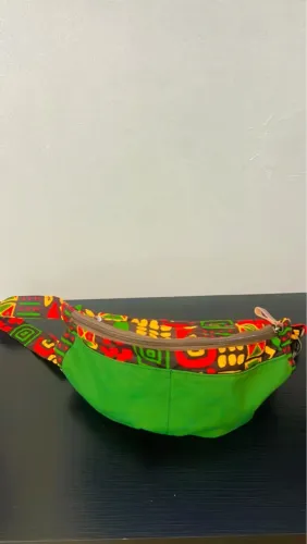 Linda Pochete colorida  verde vermelho com 2 bolso na frente e um dentro 