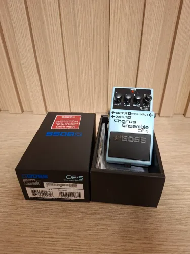 Pedal Boss CE5 Chorus na Caixa