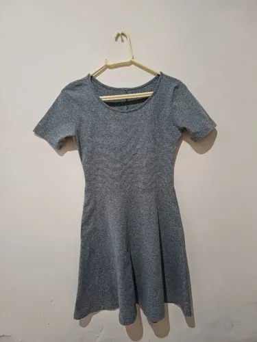 Vestido evasê de malha cinza