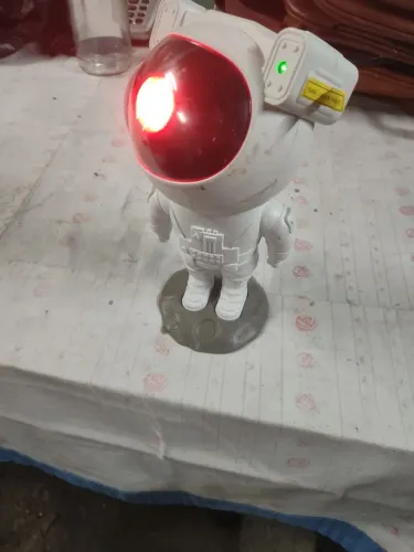 projetor de luz noturna em formato de astronauta