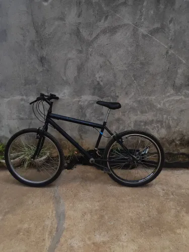 Bicicleta aro 26 preta em ótimas condições 