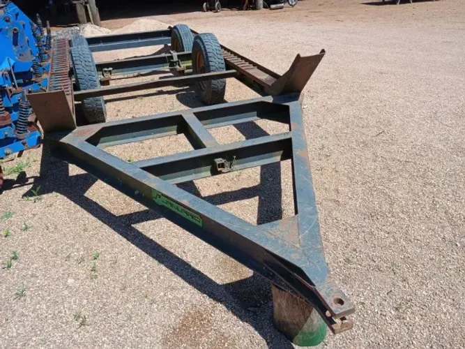 Reboque de transporte para trator com roda de ferro e chupa cabra