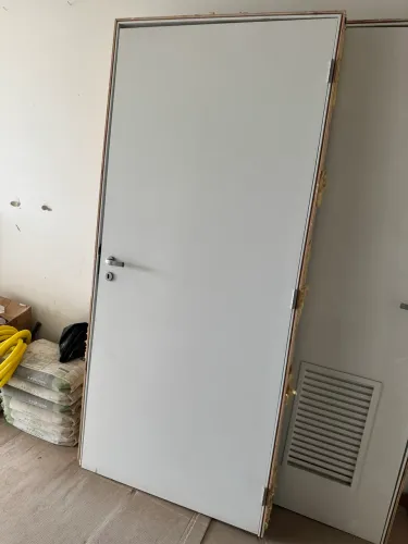 Porta de madeira com batente