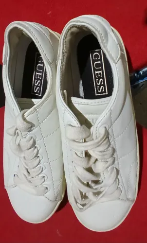 Tênis guess original -está descascando nas bordas