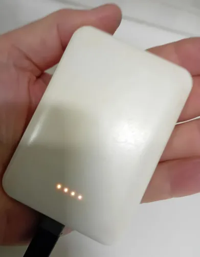 Mini power Bank 5000mAh prático e leve carregador de celulares 