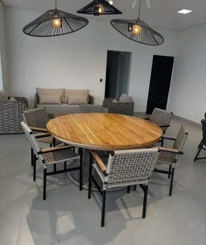 CONJUNTO MESA DE MADEIRA RIPADA COM 6 CADEIRAS DE CORDA NÁUTICA COM BRAÇO