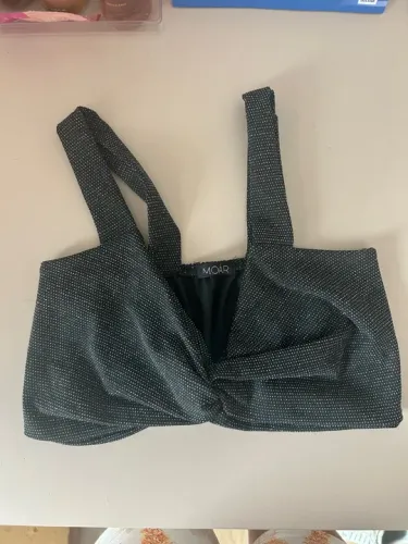 Top cropped preto com brilho