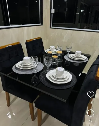 Mesa tampo com vidro e cadeiras em madeira maciça!!