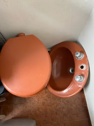 Vende - se Pia e vaso de banheiro antigo , em perfeito estado. 
